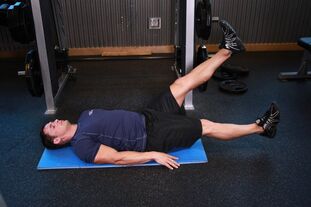 O home con prostatite realiza un exercicio no ximnasio