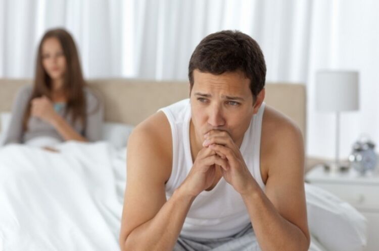 un home con signos de prostatite