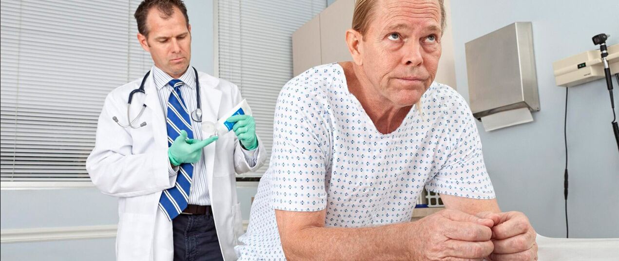 Un home con prostatite no procedemento dun médico