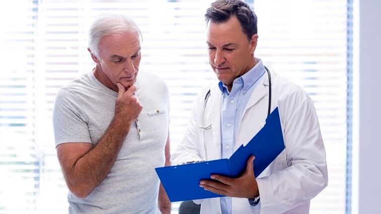 médico prescribe tratamento para a prostatite